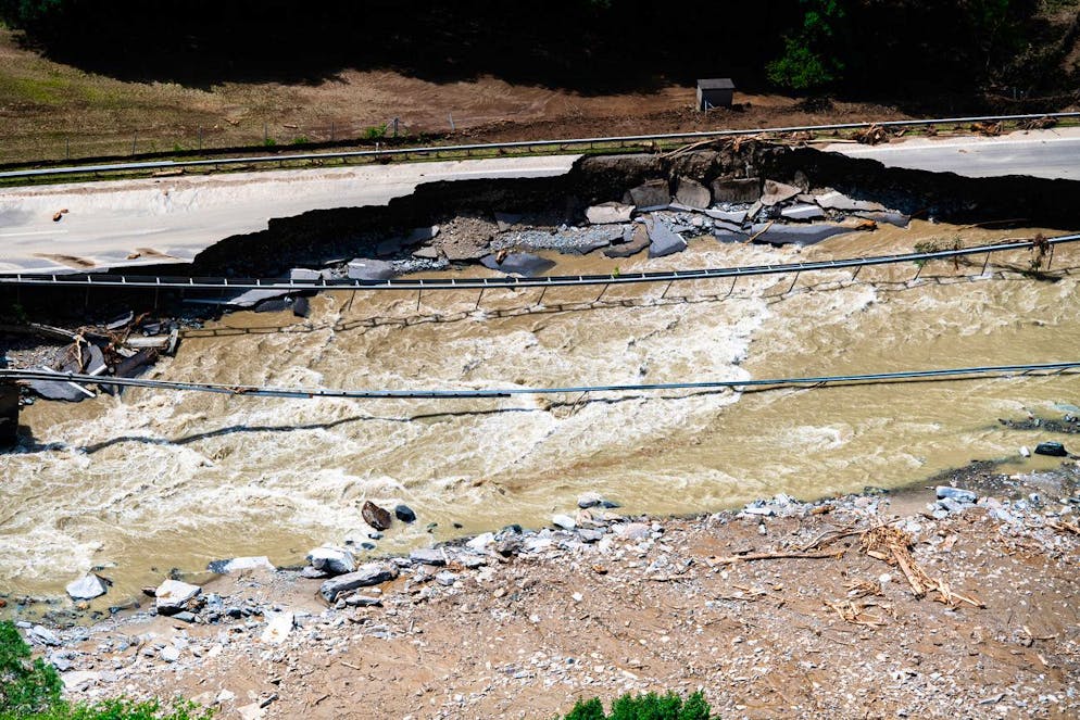 Grigioni: un violento nubifragio si abbatte sulla Mesolcina. Secondo un portavoce dell'USTRA i lavori di riparazione inizieranno lunedì.
