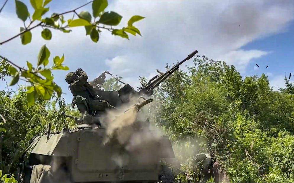 Un fermo immagine tratto da un video mostra i militari russi di un'unità antiaerea che forniscono copertura aerea alle posizioni dei fucilieri motorizzati nella direzione di Avdiivka nella parte controllata dall'Ucraina (foto d'archivio).
