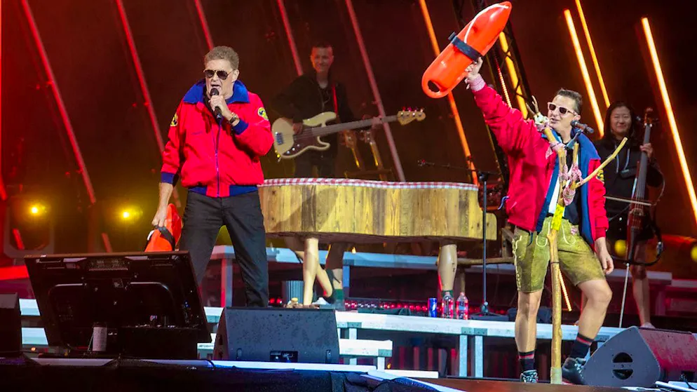 Andreas Gabalier (right) is on stage with David Haselhoff at his concert in the Olympic Stadium.