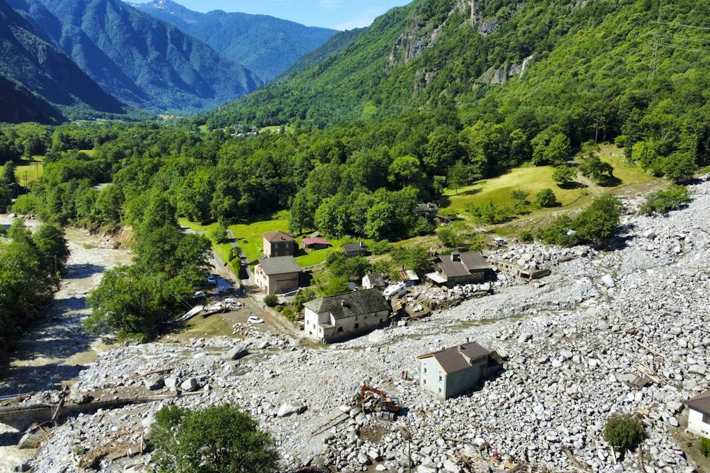 Grigioni: un violento nubifragio si abbatte sulla Mesolcina. A Sorte il riale Molera, esondato, ha spazzato tre case (due di residenti e una di vacanza), così come un garage e la fermata dell’autopostale. Anche l’impianto di depurazione dell’Alta Mesolcina è fuori uso.