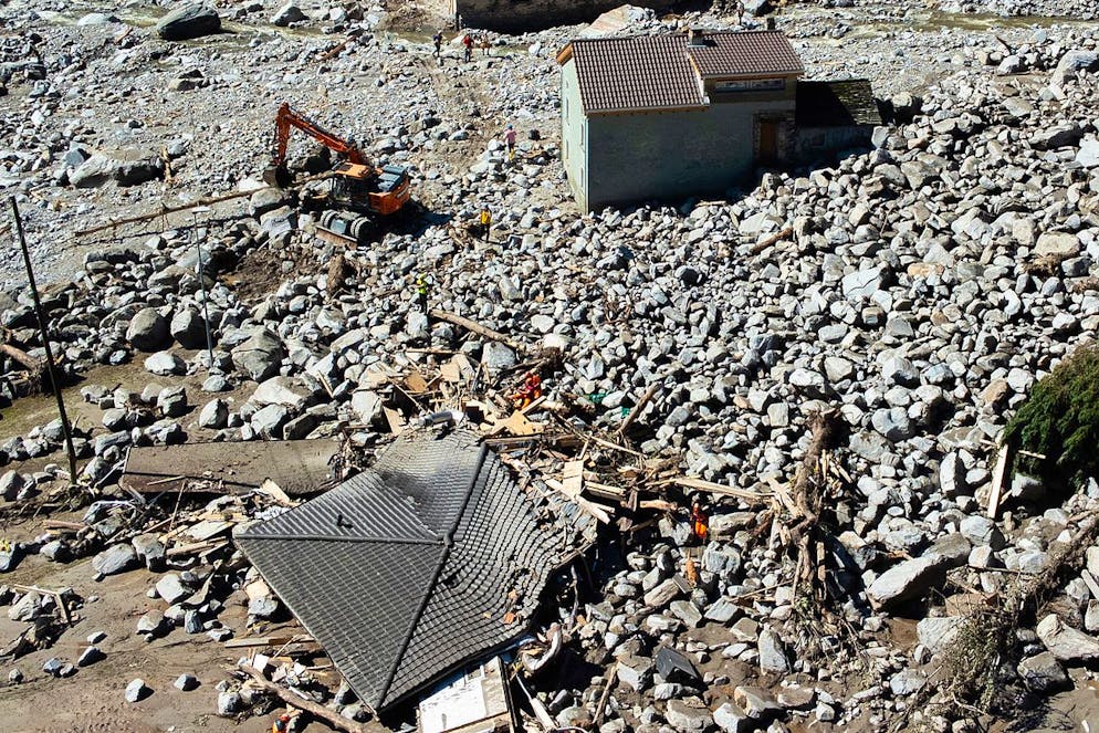 Grigioni: un violento nubifragio si abbatte sulla Mesolcina. Si sta dunque lavorando per ripristinare la viabilità autostradale, ma i tempi saranno lunghi.