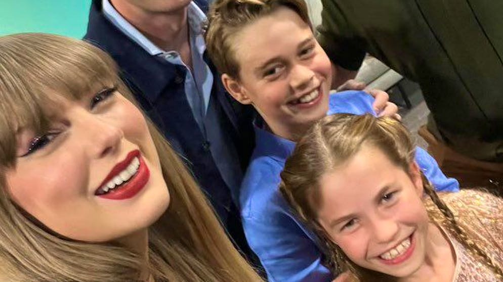 È subito virale. Taylor Swift posta un selfie con William, George e Charlotte