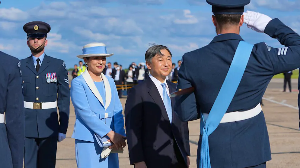 L'imperatore Naruhito e l'imperatrice Masako sono stati acoclti oggi all'aeroporto di Stansted.