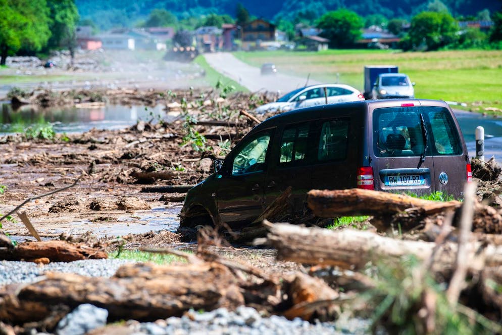 Grigioni: un violento nubifragio si abbatte sulla Mesolcina. L’autostrada A13 ha subito importanti danni: un tratto è crollato nel fiume sottostante a causa dell'esondazione del corso d'acqua.