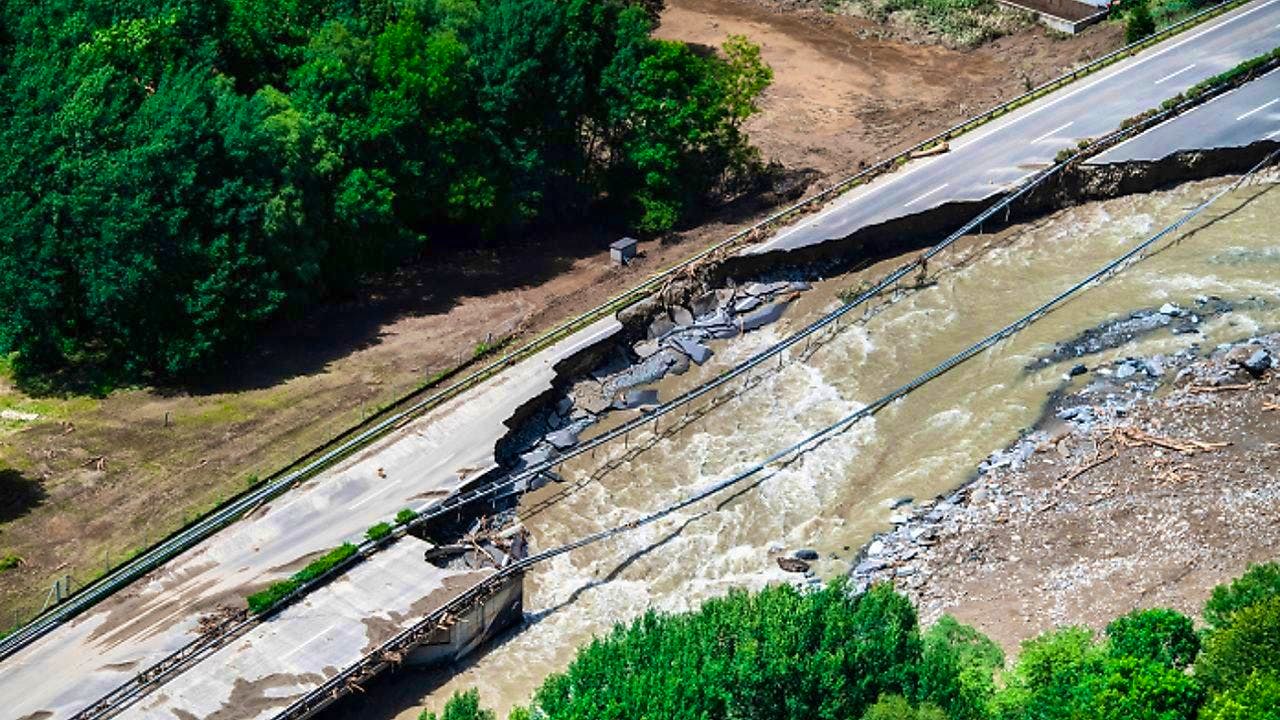 Storm. No major damage to the A13 bridge in Misox GR