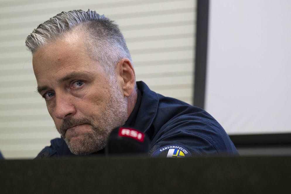 Grigioni: un violento nubifragio si abbatte sulla Mesolcina. William Kloter (in foto), il comandante della Polizia cantonale dei Grigioni, ha confermato che le persone disperse si trovavano a Sorte e le ricerche proseguono con ogni mezzo. Il sindaco di Lostallo, Nicola Giudicetti ha aggiunto: «Siamo molto colpiti e in preda a un grande dolore».