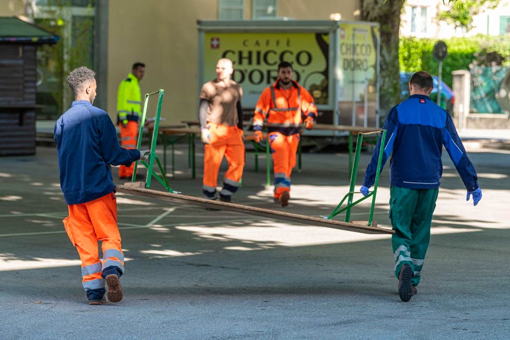Nella foto, un momento durante l'allestimento dei tavoli per una festa del Comune di Balerna svolto dai richiedenti l'asilo (foto d'archivio).