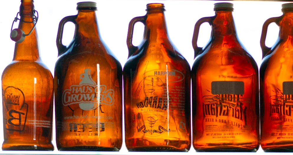 L'alcool frelaté avec du méthanol, un alcool industriel différent de l'éthanol utilisé dans les boissons alcoolisées, est soupçonné d'être la cause des décès.