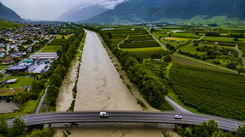 Even as the flood waters in the Rhone recede, the cantonal authorities recommend not approaching the riverbed. (archive picture)
