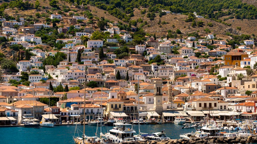 Harte Strafen drohen. Besatzung von Luxus-Jacht verursacht wohl Brand auf Hydra