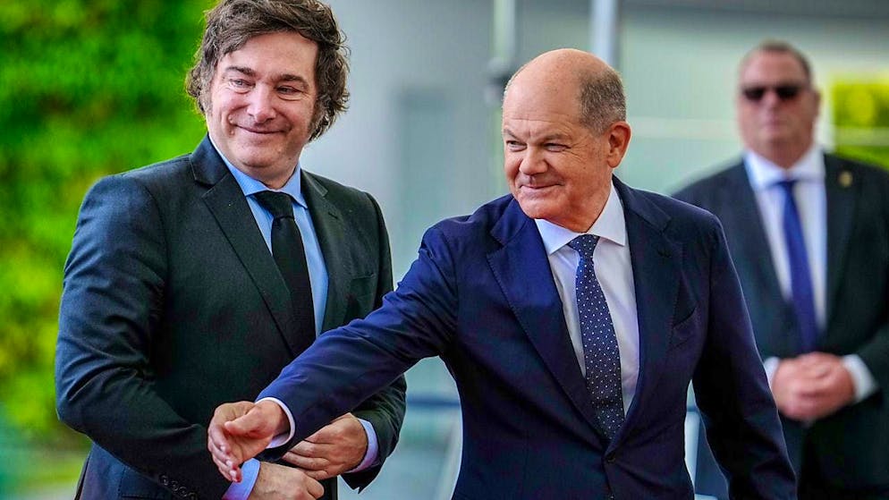 dpatopbilder - Federal Chancellor Olaf Scholz receives Argentinian President Javier Milei (l) in front of the Federal Chancellery. Photo: Kay Nietfeld/dpa