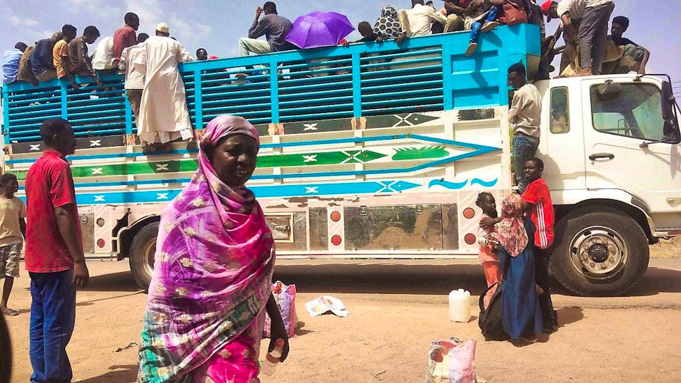 ARCHIVE - People board a truck in the Sudanese city of Khartoum. The army and paramilitaries have been fighting for power in the country since April 2023. Photo: Uncredited/AP/dpa