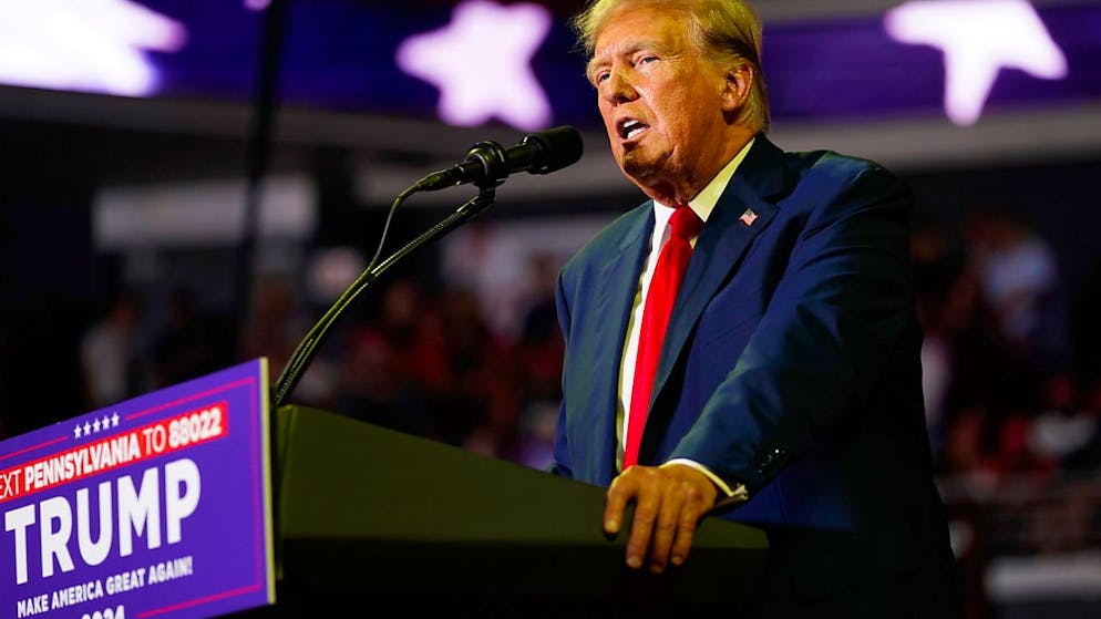 Der ehemalige US-Präsident Donald Trump spricht bei einer Wahlkampfveranstaltung an der Temple University in Philadelphia. Foto: Chris Szagola/AP/dpa