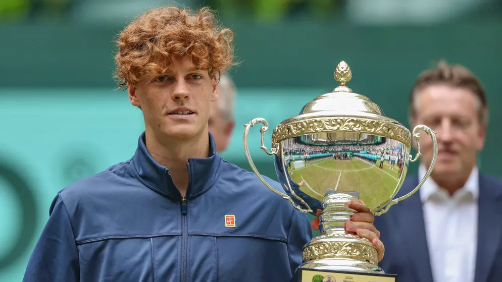 «Ora ho più fiducia». Sinner vince il suo primo torneo sull'erba, guarda Wimbledon e fa anche il romantico