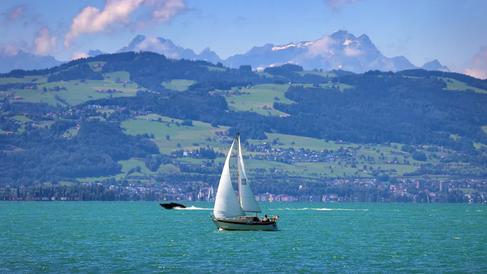 Die Polizei sucht am Bodensee weiter nach dem vermissten Bootshalter.