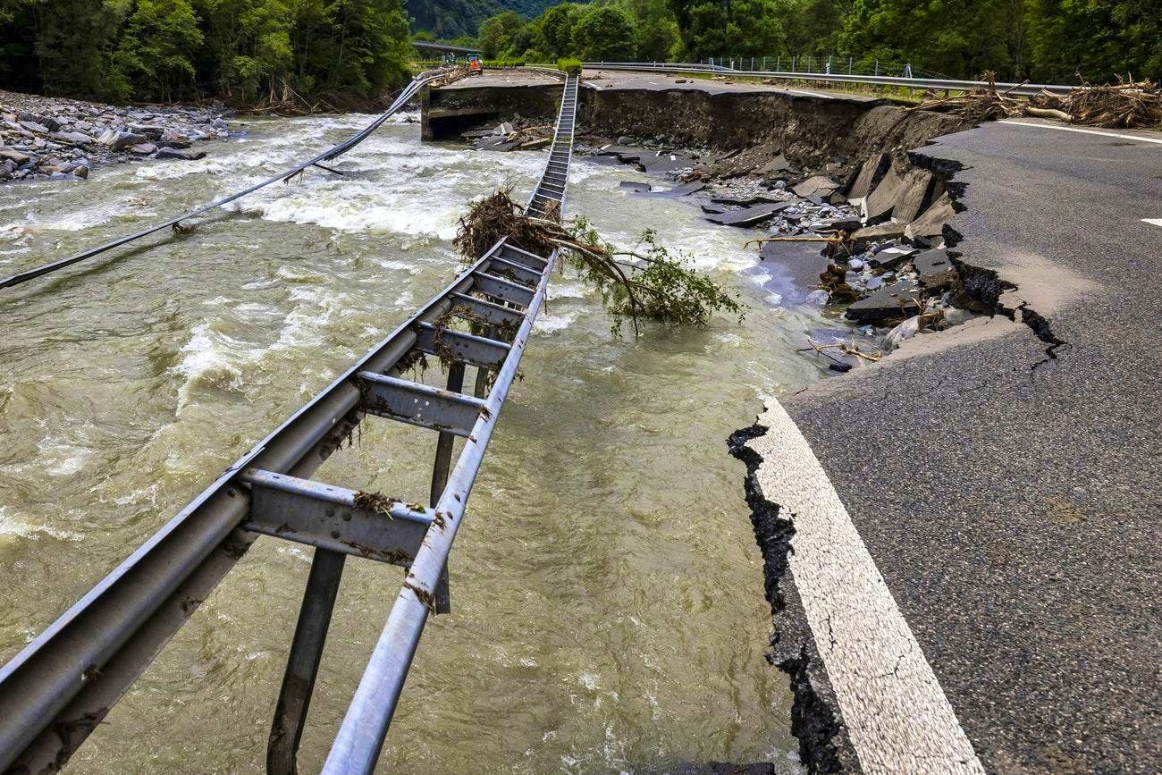 Highway gone, village buried. Pictures show the extent of the destruction in Misox