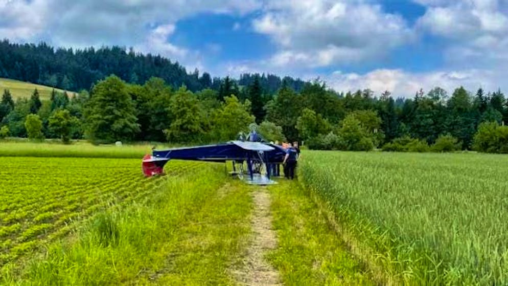 L'aereo si è ribaltato in fase di atterraggio e si è fermato in un campo. 