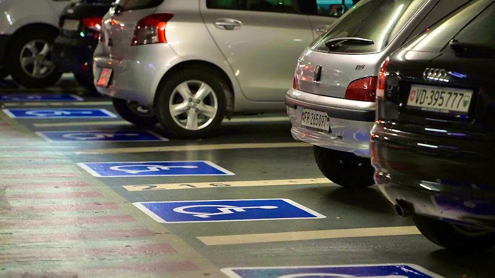 The Bernese cantonal government sees no need for more measures to ensure parking spaces for the disabled. (symbolic image)