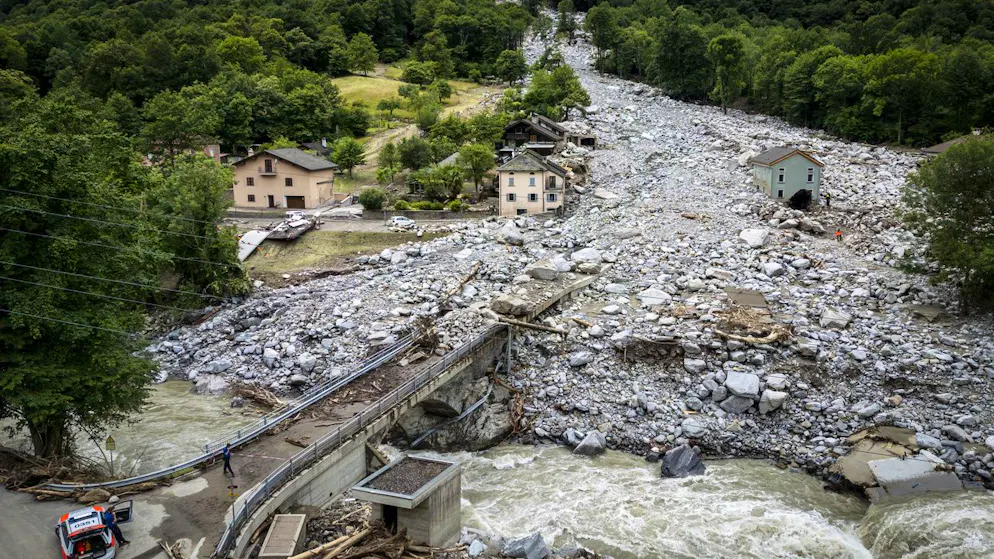 Un cellulare ancora funziona. I cani hanno fiutato una traccia, i soccorritori scavano nella casa della coppia dispersa
