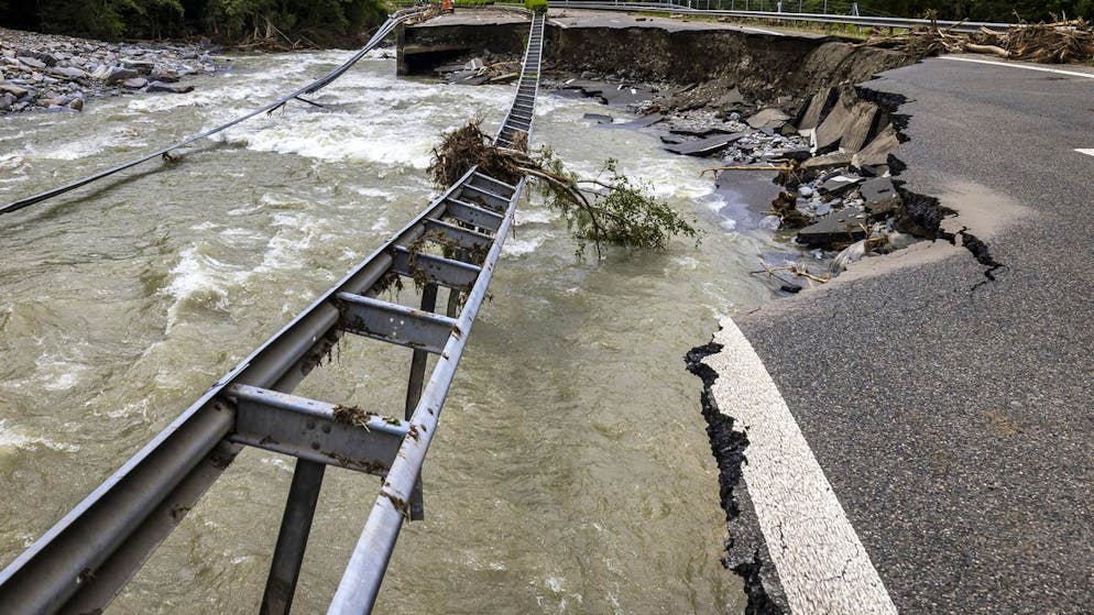 Autobahn weg, Dorf verschüttet. Bilder zeigen Ausmass der Zerstörung im Misox