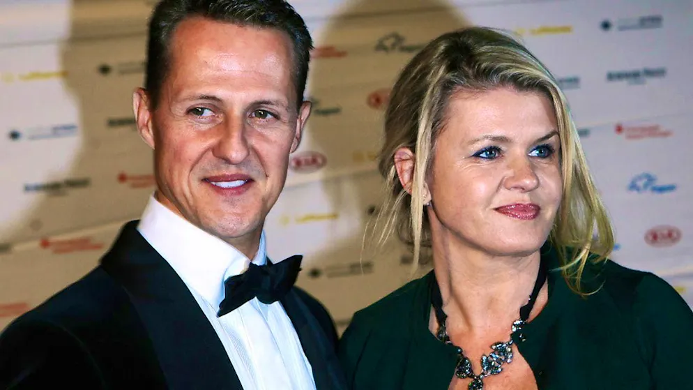 La famiglia dell'ex campione del mondo di Formula 1 Michael Schumacher è stata ricattata: le autorità tedesche hanno arrestato due sospetti.