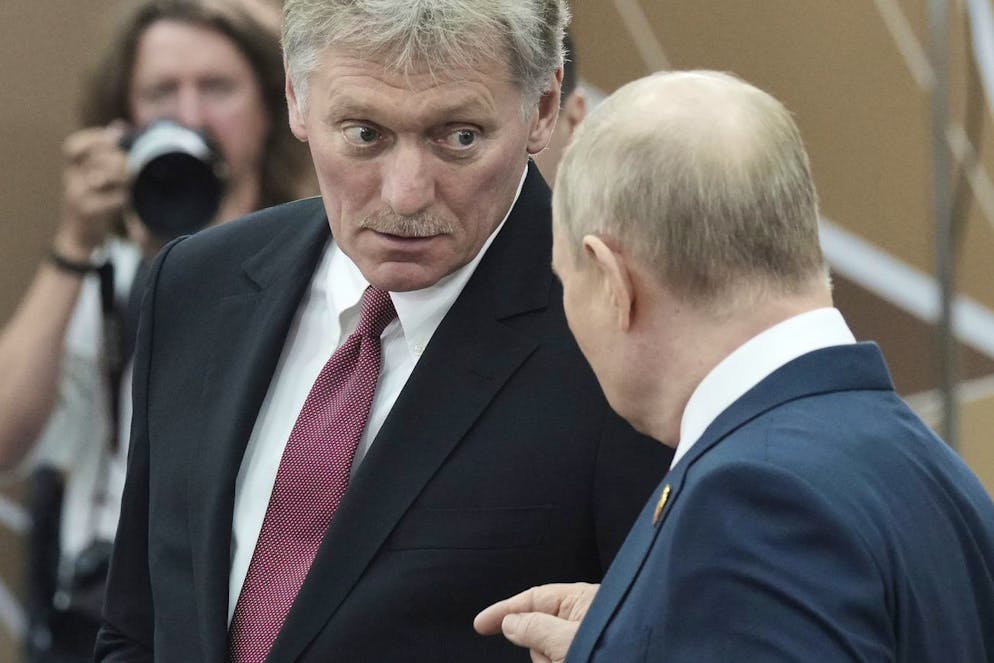 Dmitri Peskow (Mitte) im Gespräch mit Wladimir Putin.