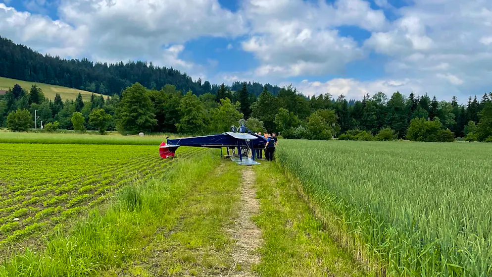 L'aereo nel campo capovolto