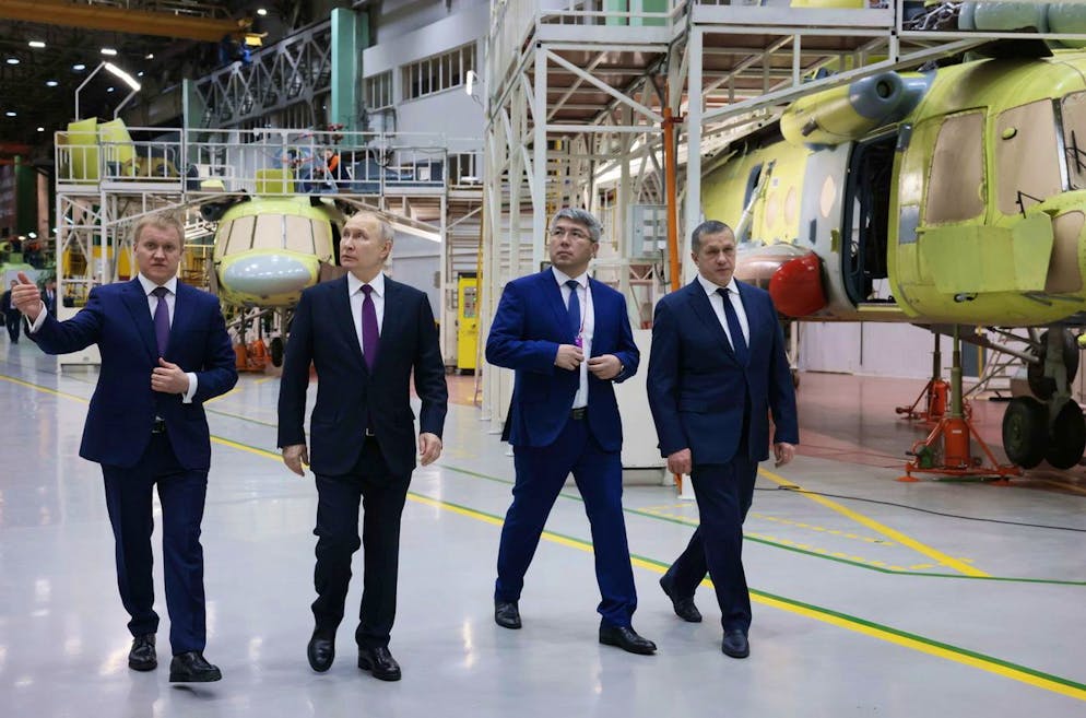 Wladimir Putin (Zweiter von links) lässt sich am 14. März eine Rüstungsfabrik in Ulan-Ude Aviation zeigen.