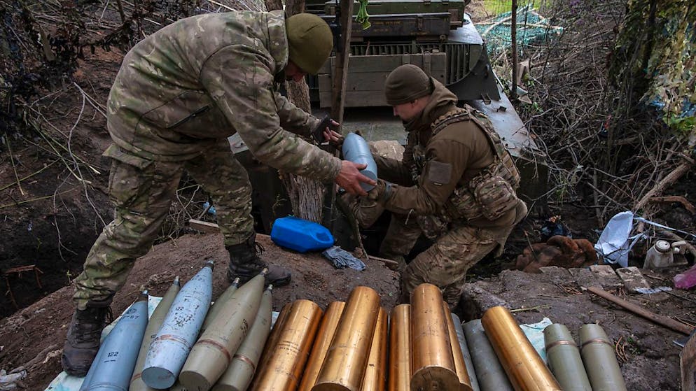 Ukrainische Soldaten bereiten Haubitzengranaten vor. (Archivbild)