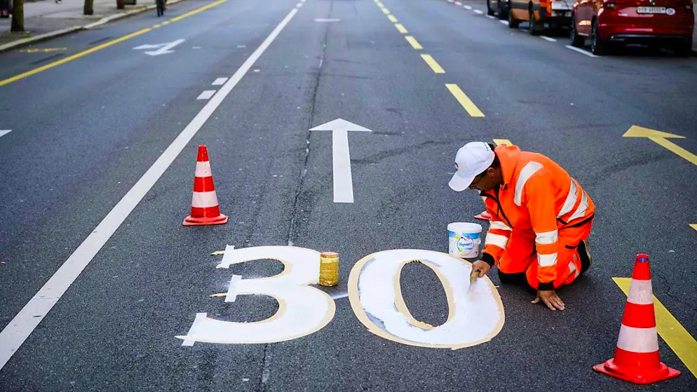 Valid or invalid? The government of the canton of Basel-Landschaft and the cantonal council commission disagree on the legal assessment of a 30 km/h speed limit initiative by the TCS. (symbolic image)