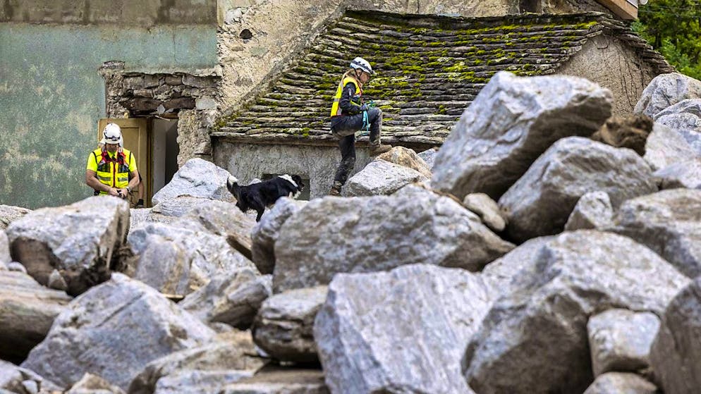 Rescuers searched for the two missing people under the cone of rubble in the village of Sorte GR on Monday. (archive picture)