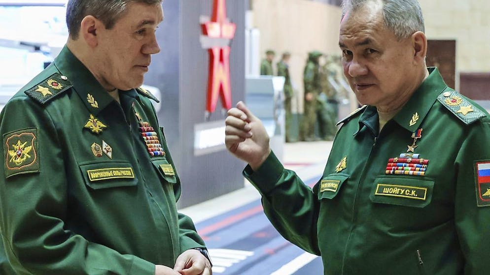 L'ex ministro della difesa russo Serghei Shoigu (a destra) e il capo di Stato maggiore Valery Gerasimov (a sinistra) sono ricercati dalla CPI.