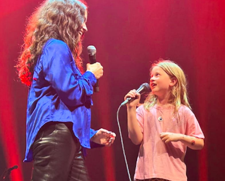Christmas gift: Alanis Morissette sings her song “Ironic” with her daughter (8 years old) during a concert