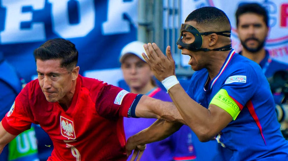 Robert Lewandowski hits Kylian Mbappé in the face.