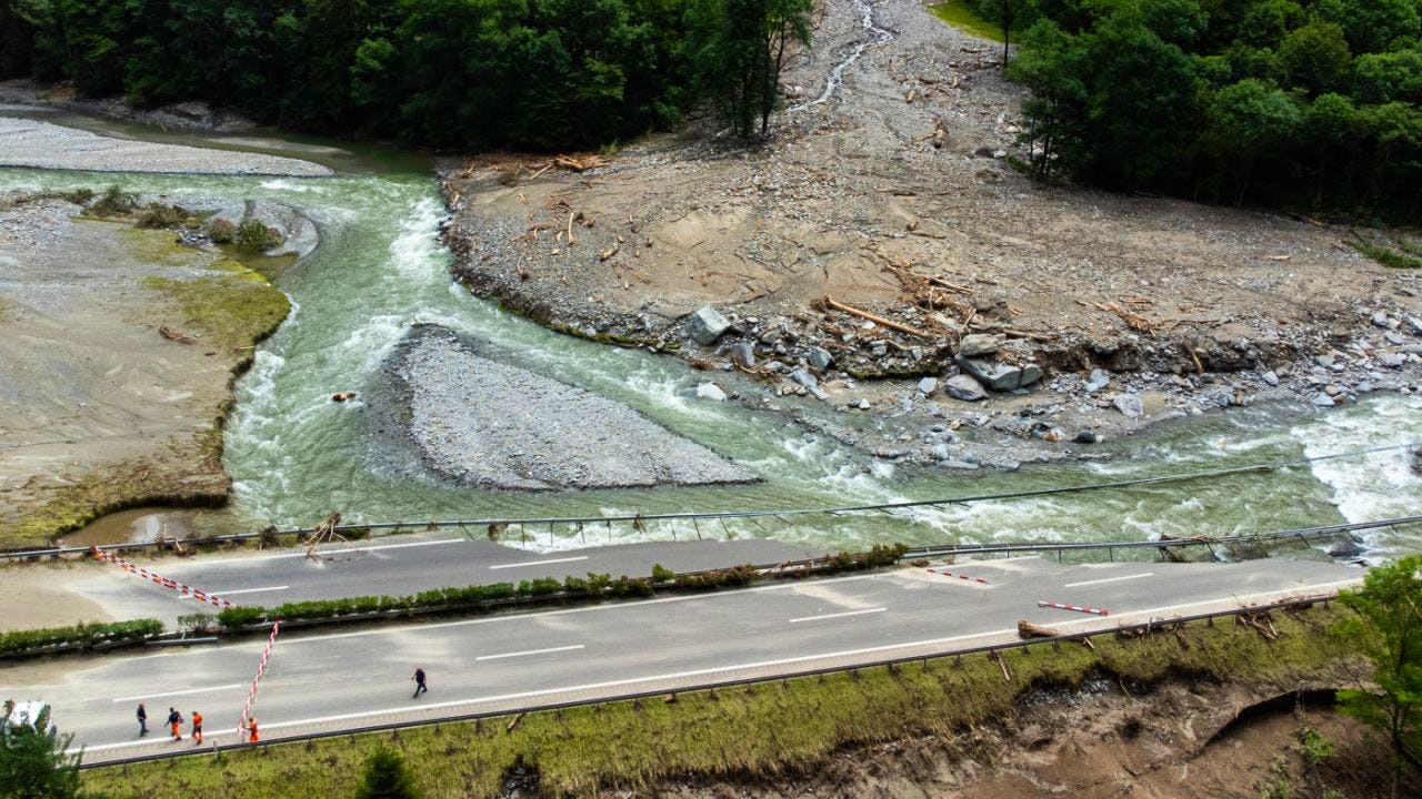 Unwetter. Rösti präsentiert Massnahmen nach Sperrung der A13