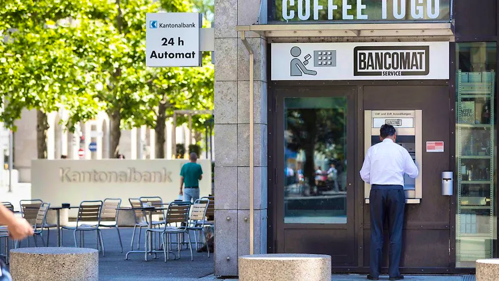 Aargauische Kantonalbank (AKB) is once again paying out for the canton as owner: CHF 117 million in profits from 2023 will flow into the state coffers. (archive picture)