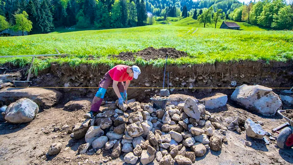Members of the civilian service renovate a dry stone wall. The responsible committee of the Council of States agrees with the proposal to allow civilian service members to be required to perform civil defense duties in the future. (theme picture)