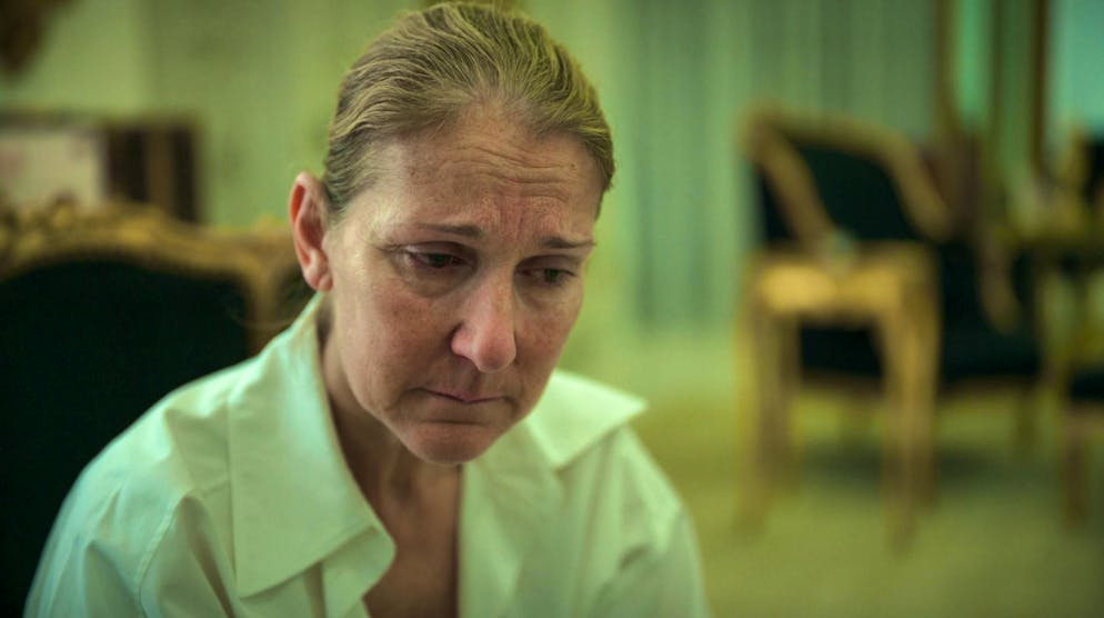 «I Am: Céline Dion»: immagini strazianti mostrano dieci minuti di crisi epilettiche. Durante il documentario, Céline Dion è costretta a ricomporsi più volte per non scoppiare a piangere.