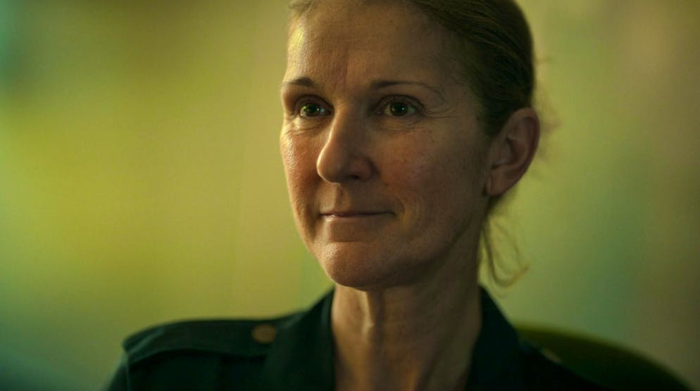 «I Am: Céline Dion»: immagini strazianti mostrano dieci minuti di crisi epilettiche. Nonostante la grave diagnosi, la Dion è fiduciosa e spera di tornare sul palco prima o poi.