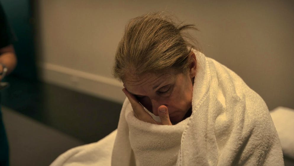 «I Am: Céline Dion»: immagini strazianti mostrano dieci minuti di crisi epilettiche. Dopo l'emergenza medica, la cantante si vergogna del fatto che sia accaduto davanti alle telecamere.