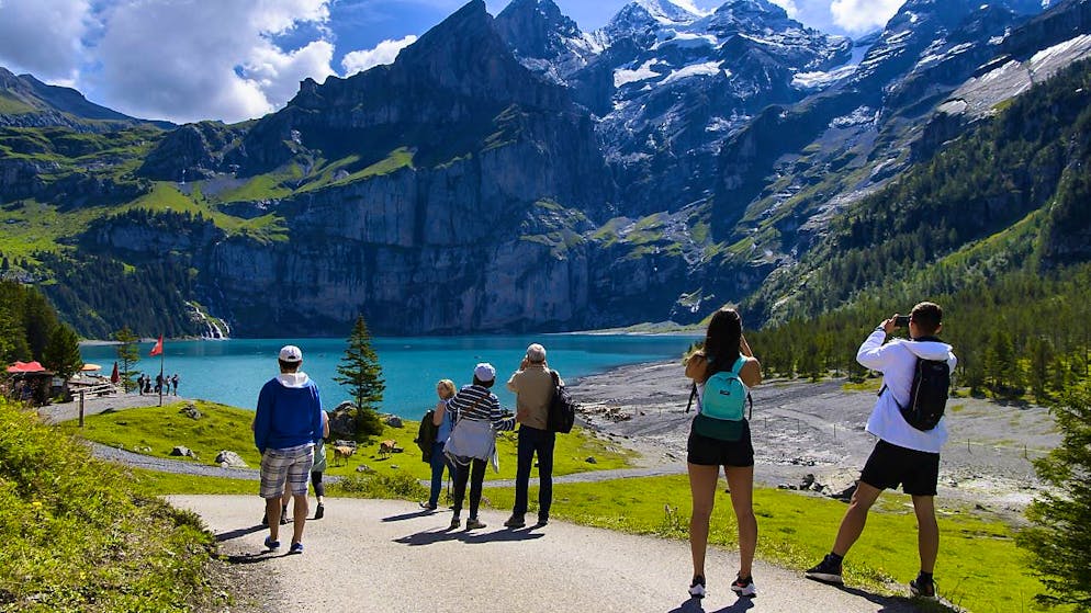 Infradito e sneakers. I turisti del Lago di Oeschinen si mettono in pericolo, ecco cosa vuole fare il comune
