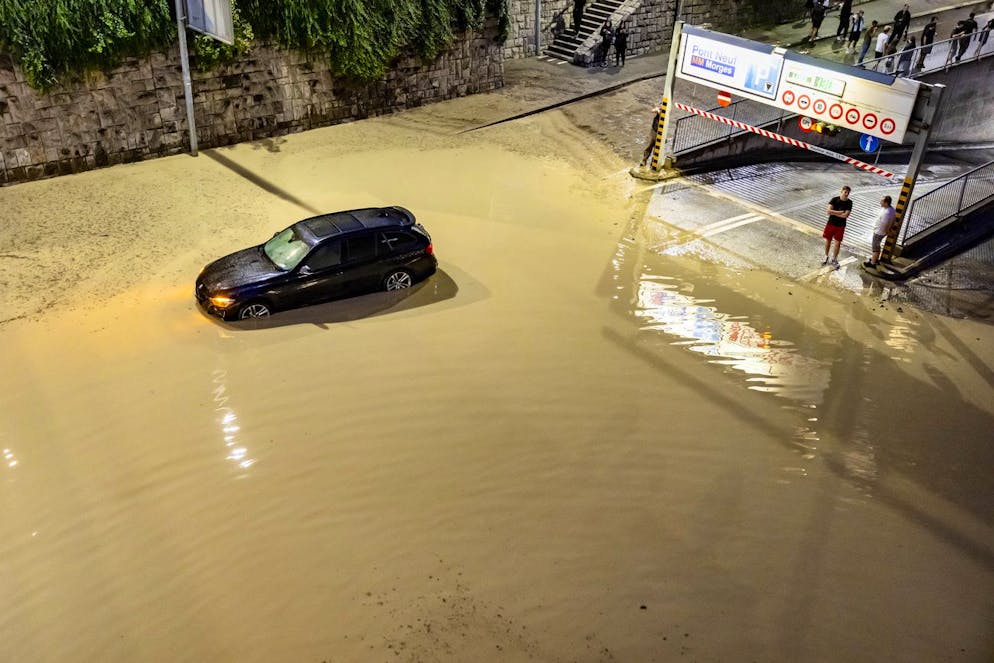 Forti temporali a Morges martedì 25 giugno 2024. Sono diverse le auto bloccate in mezzo all'acqua.