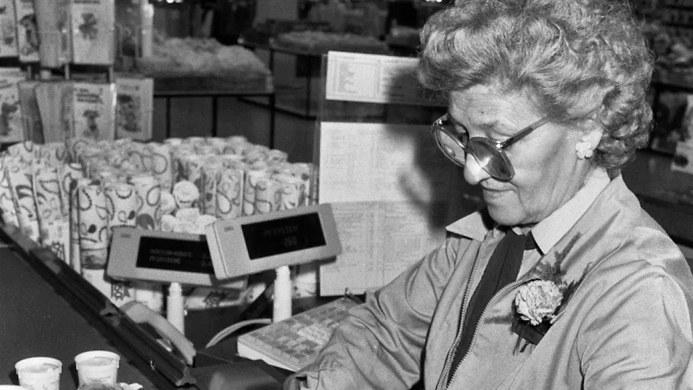 A cashier scans goods at Migros in Zurich-Altstetten in June 1987, after the store switched to scanners for recording goods. (archive picture)