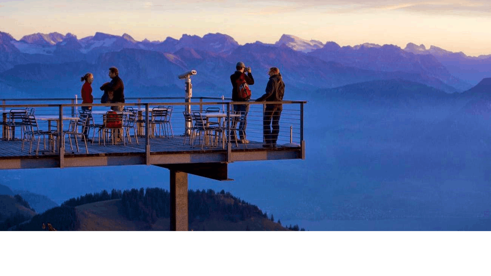 Pilatus: You can enjoy the sun and the view in the evening on the terrace of the Hotel Pilatus-Kulm.