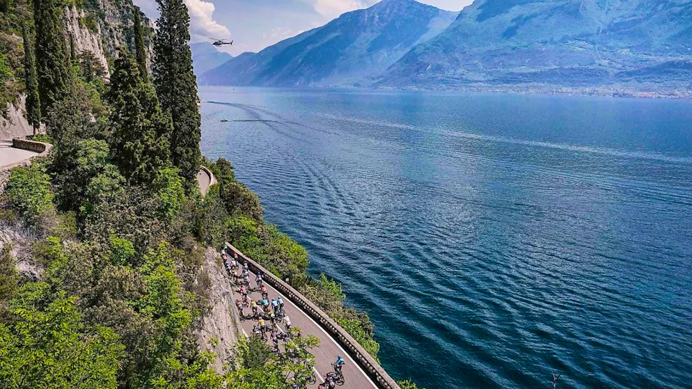 ARCHIVE - A group of cyclists during the 16th stage of the Giro d'Italia 2023 on Lake Garda. The lake is currently fuller than it has been for a long time. Photo: Marco Alpozzi/LaPresse via ZUMA Press/dpa