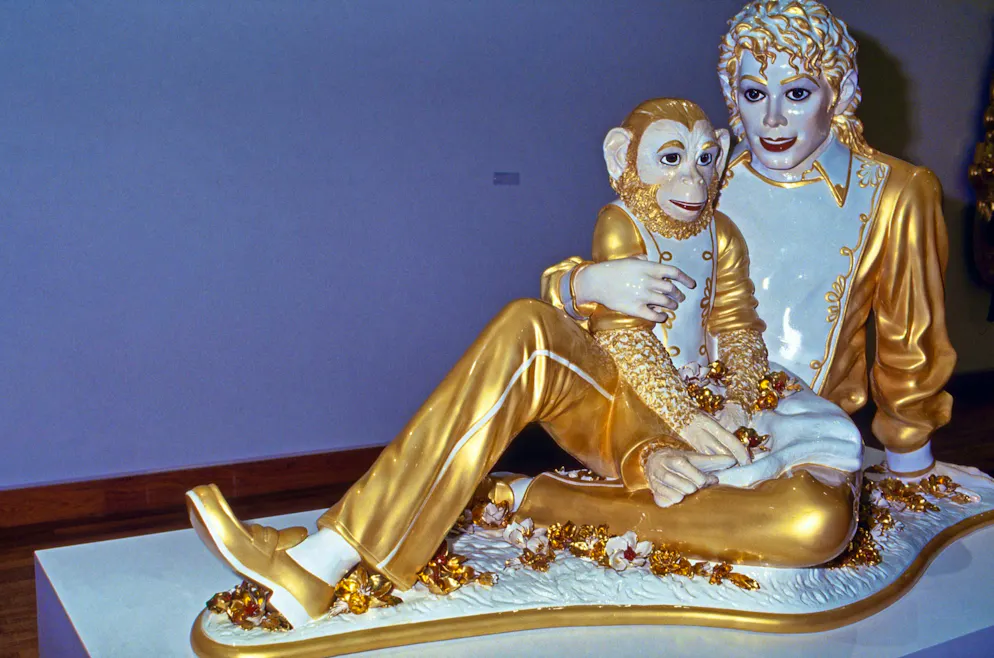 Sono persino diventati un'opera d'arte: Jeff Koons ha immortalato Michael Jackson e il suo scimpanzé Bubbles in una statua di porcellana placcata in oro.