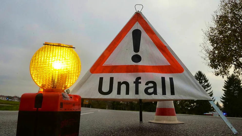 A serious accident between a car and a truck occurred in the Simmental in the Bernese Oberland on Wednesday. (symbolic image)