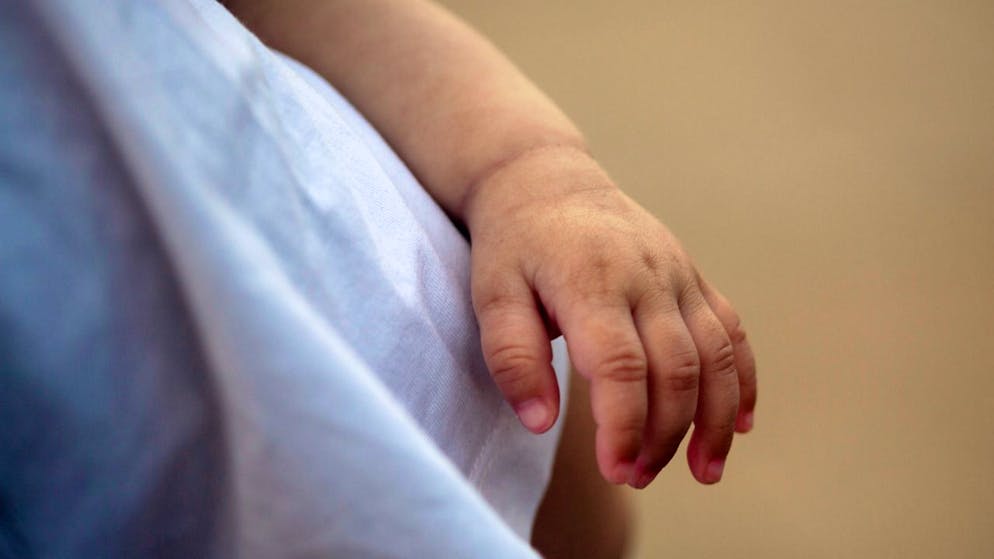 «Le rapport médical évoque des «secousses extrêmement violentes (dont l'auteur) ne peut (...) ignorer le caractère très violent et douloureux pour l'enfant».(image symbolique).