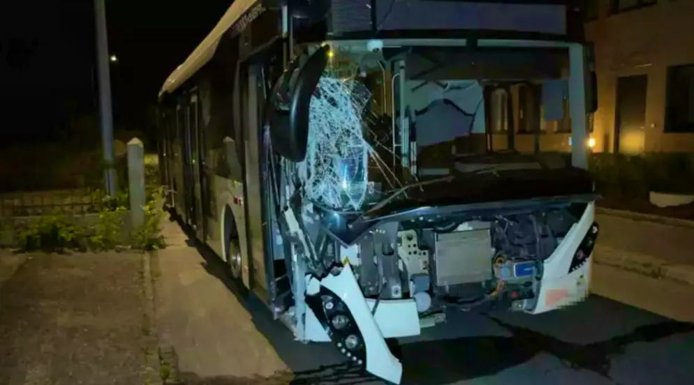 The bus crashed into the garden wall and had to be removed. 