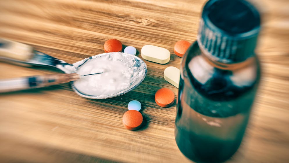 Contraction des mots anglais «chemical» (chimique) et «sex» (sexe), le chemsex désigne l'usage de drogues pendant l'acte sexuel.